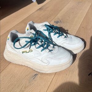 Fila women's cream Sneakers with Teal Laces
